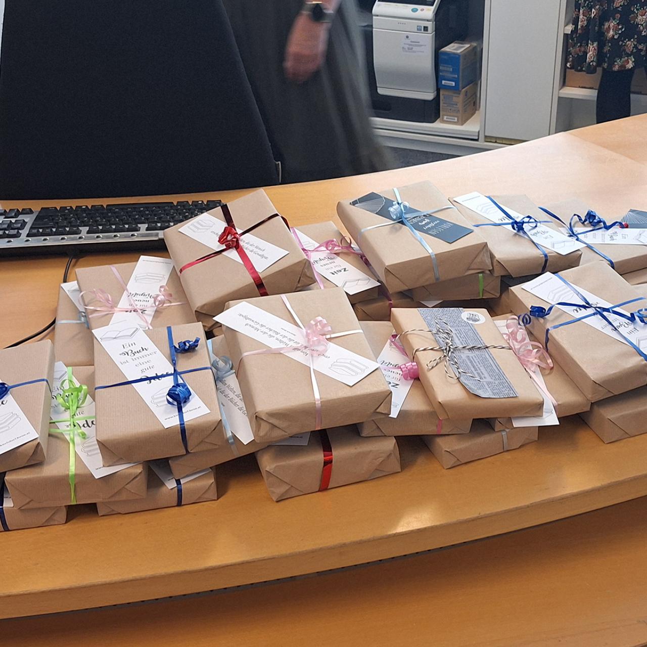 bücher verpackt als Geschenk